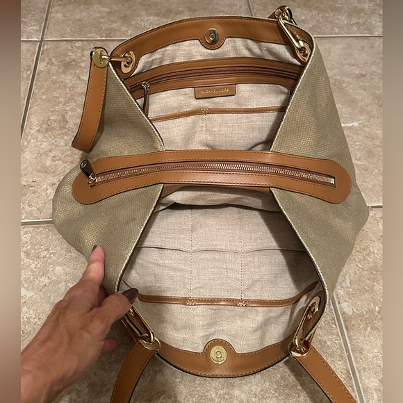 Michael Kors Raven Large Raven Gold Leather Shoulder Bag - Picture 8 of 14